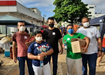 Secretaria de Saúde de Nova Venécia orienta e distribui kits com máscara e álcool gel na Feira Municipal