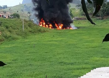 Morre o motorista da carreta com combustível  que tombou na rodovia