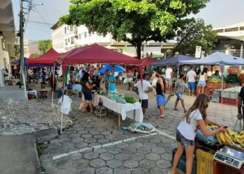 Secretaria de Obras realiza ação de limpeza na Feira Municipal