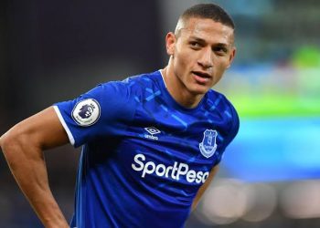 “Tá de sacanagem” diz Richarlison após receber críticas por tirar uma foto com jogadores do City.