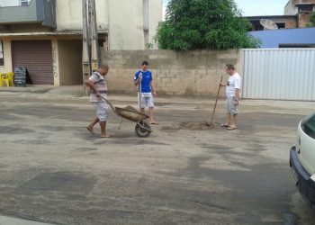 Prefeito vai para as ruas tapar buracos