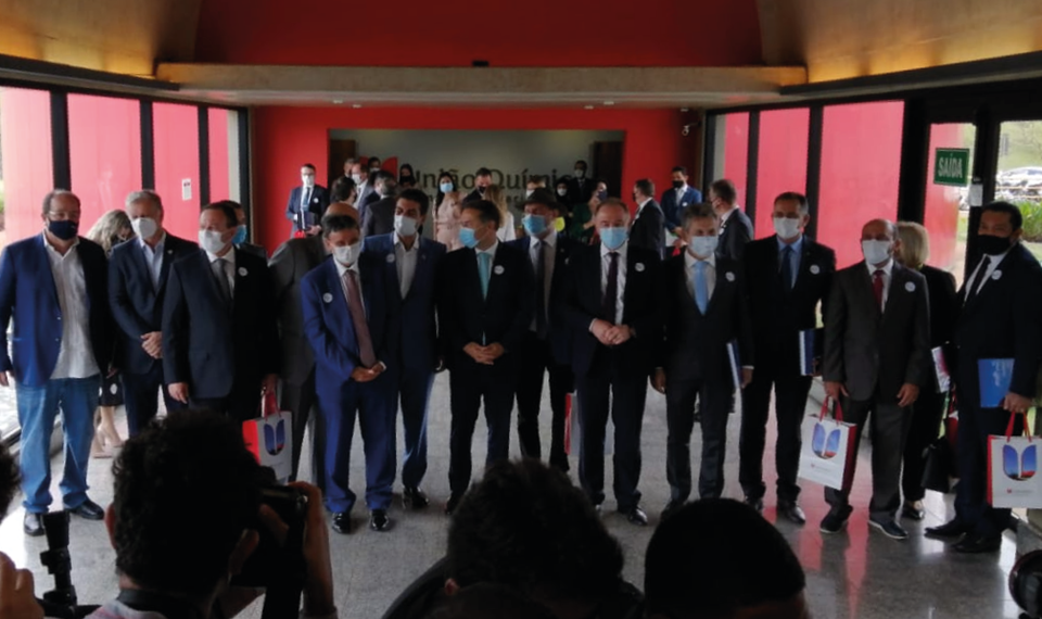 Governador Renato Casagrande participa de visita à Fábrica da União Química