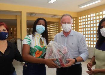 Governador acompanha entrega de alimentos da Agricultura Familiar aos estudantes da Rede Estadual