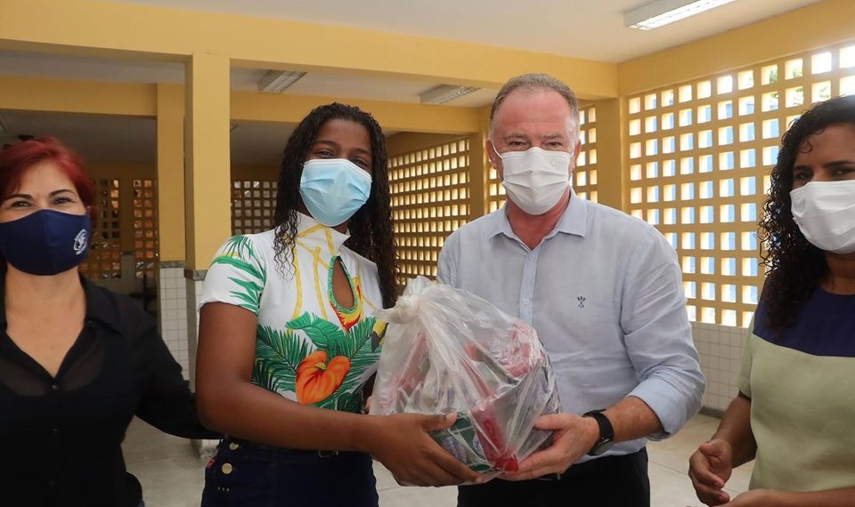 Governador acompanha entrega de alimentos da Agricultura Familiar aos estudantes da Rede Estadual