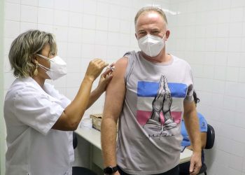 Governador do Espírito Santo recebe primeira dose da vacina contra a Covid