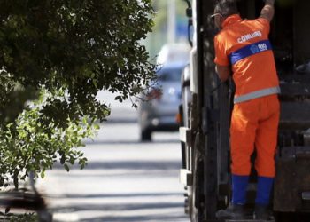 Metade dos brasileiros ocupados se expõe a fatores negativos à saúde