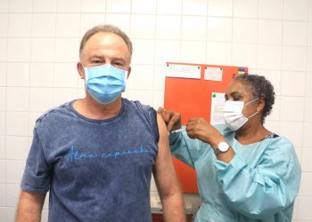 Governador Renato Casagrande  recebe segunda dose da vacina contra a Covid