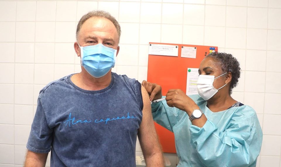 Governador Renato Casagrande  recebe segunda dose da vacina contra a Covid