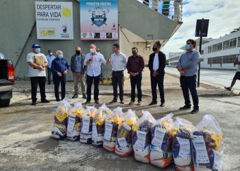 Governo do Estado entrega cestas básicas para empreendedores do samba
