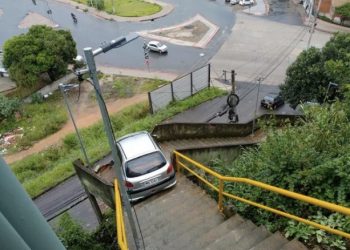 Motorista embriagado desce escadaria com carro e destrói mureta no ES