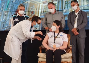 Trabalhadores de portos e aeroportos começam a ser vacinados contra a Covid-19 nesta sexta-feira (28)