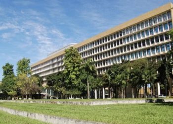 Reitora da UFRJ afirma que universidade pode fechar em julho