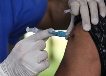 Estados suspendem vacinação em gestantes após recomendação da Anvisa