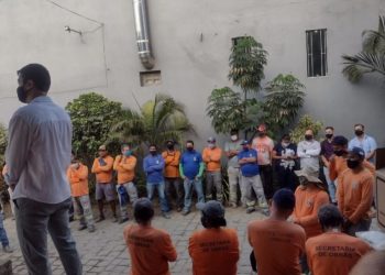 Secretaria de Obras e comércio local de Nova Venécia fazem homenagem ao dia do Gari