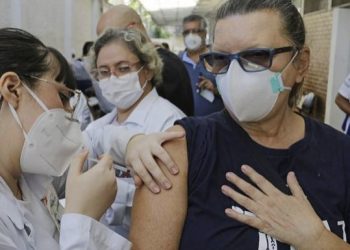 No ritmo atual, vacinação no Brasil levaria 1 ano para terminar