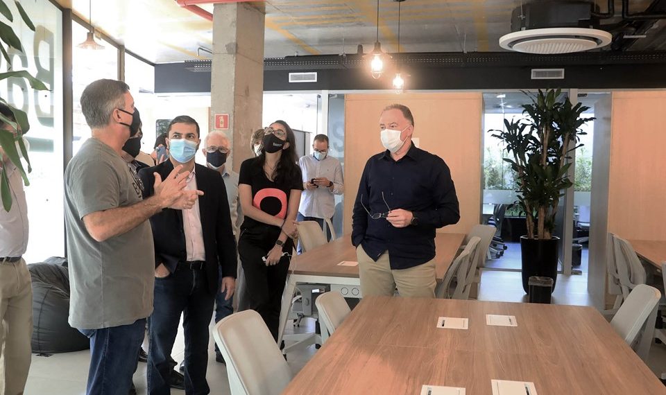Governador visita hub de inovação nas áreas da construção civil e engenharia