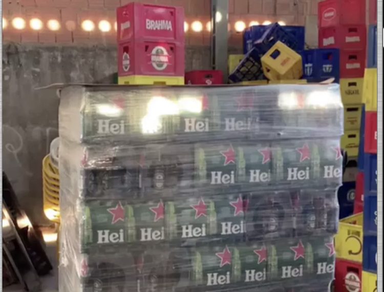 Polícia apreende 14 mil litros de cerveja em depósito de bar em Vila Velha, ES