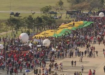 Manifestantes fazem atos contra Bolsonaro e a favor da vacina