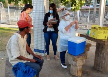 Moradores de rua começam a ser imunizados contra Covid-19 em Nova Venécia