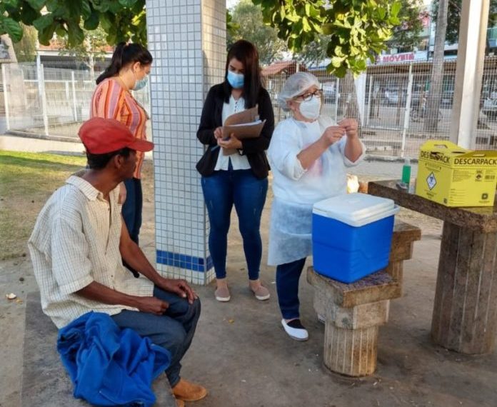 Moradores de rua começam a ser imunizados contra Covid-19 em Nova Venécia