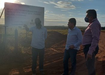 Freitas e Arnóbio fiscalizam obras de pavimentação da Rodovia ES-313 em Pinheiros