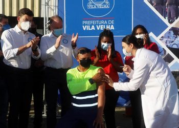 Trabalhadores de limpeza urbana e resíduos sólidos começam a ser vacinados no Espírito Santo