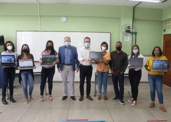 Governador faz entrega simbólica de computadores a professores da Rede Estadual