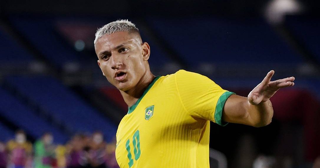 Com dois gols de Richarlison, Brasil avança às quartas nas Olimpíadas