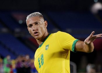 Com dois gols de Richarlison, Brasil avança às quartas nas Olimpíadas