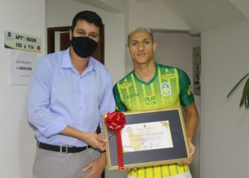 Prefeitura de Nova Venécia homenageia o jogador Richarlison com Menção Honrosa