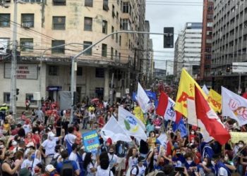 Manifestantes fazem atos contra Bolsonaro e a favor da vacina