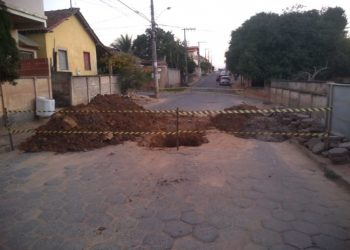 Prefeitura de Nova Venécia interdita rua para melhorias na rede de esgoto.
