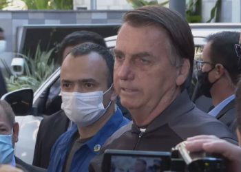 Bolsonaro tem alta de hospital e se defende de suspeitas de irregularidades na compra de vacinas