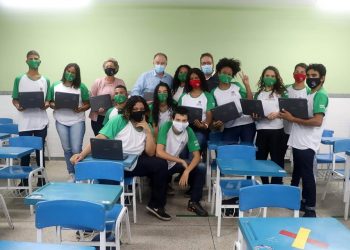 Governador inicia entrega dos 60 mil chromebooks para alunos da Rede Estadual