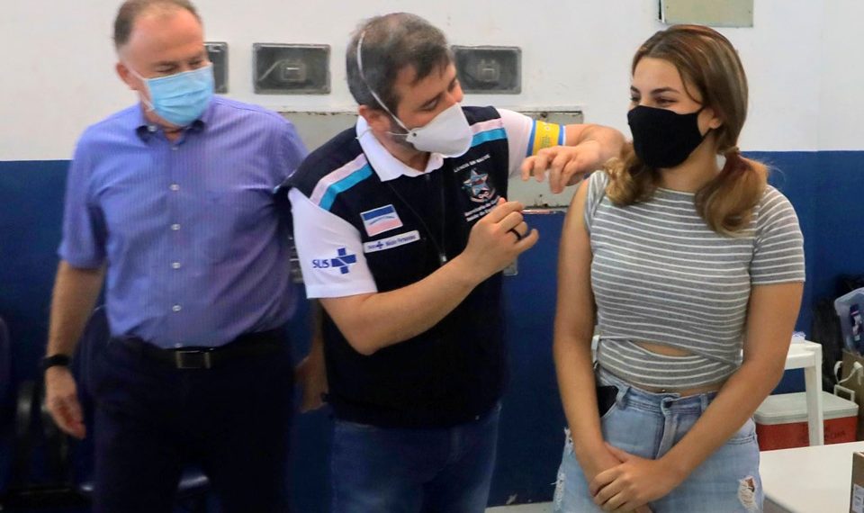 Dia D contra Covid-19: quase 60 mil pessoas são vacinadas neste sábado (21)