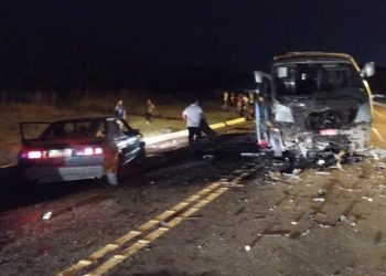 Acidente entre caminhonete e micro-ônibus com atletas de vôlei na BR deixa mortos
