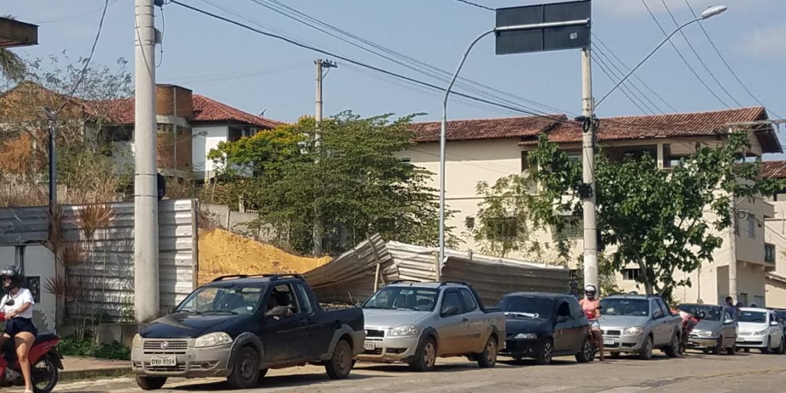 Postos de gasolina em Nova Venécia estão com filas enormes