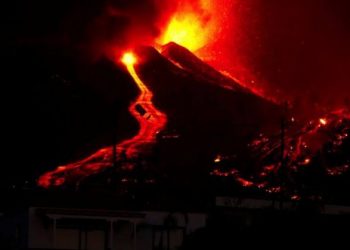 Vulcão entra em erupção nas Canárias e isso pode causar tsunamis no litoral brasileiro