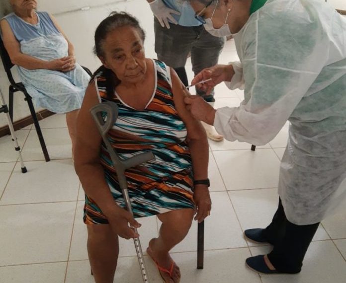 Reforço contra a Covid: secretaria de saúde de Nova Venécia realiza dose de reforço nos idosos da “casa do vovô”.