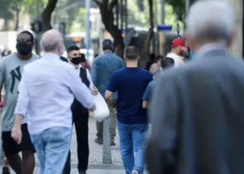 Desemprego recua a 13,7% no trimestre até julho, mas ainda atinge 14,1 milhões