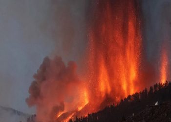 Lava de vulcão nas Canárias chega a casas, e milhares de pessoas fogem