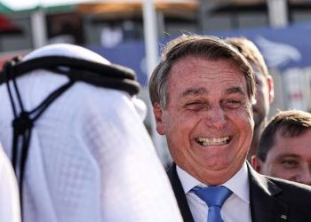 Em Dubai, Bolsonaro diz: “Amazônia, por ser uma floresta úmida, não pega fogo”