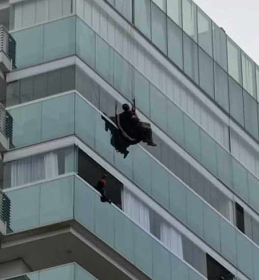 Parapente enrosca e homem fica pendurado em topo de prédio em Vila Velha