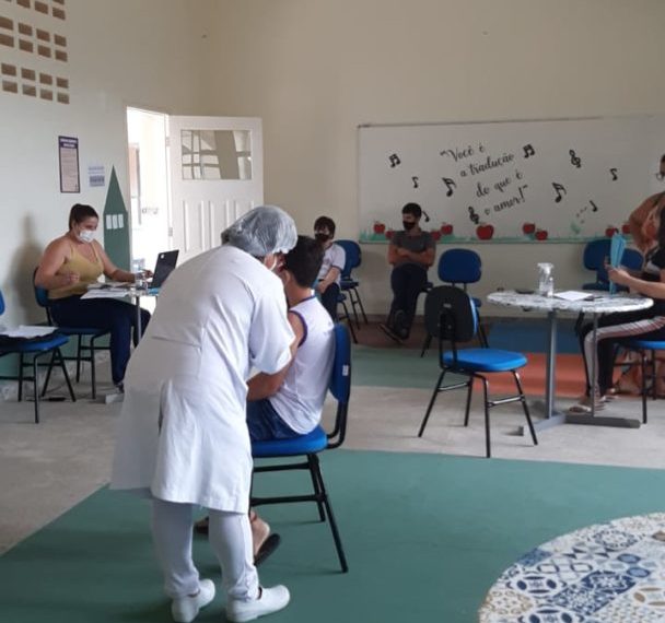 Secretaria de saúde de Nova Venécia inicia vacinação nas escolas contra covid-19