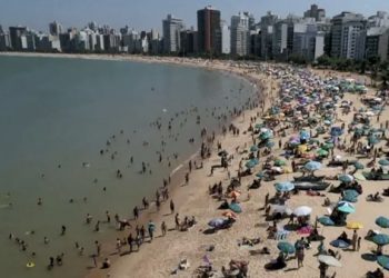 Idoso é espancado por banhistas após tirar fotos de partes íntimas de crianças na Praia da Costa em Vila Velha