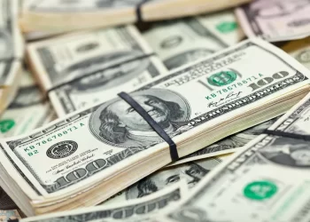 Dólar chega a R$ 5,20 e mais uma vez opera em queda