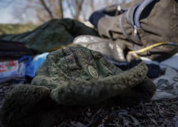 Governo ucraniano abre linha direta com famílias russas para que possam rastrear e identificar militares mortos e capturados no país