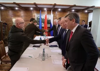 Rússia e Ucrânia concordam com corredor humanitário e farão 3ª rodada de negociações