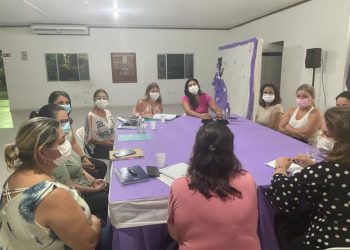 Secretária municipal de educação recebe professores de matemática
