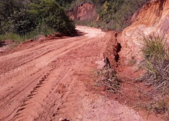 Prefeitura de Nova Venécia realiza limpeza em estradas e manutenção de bueiros no interior do Município